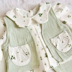 ÇITIR ÇİÇEK BASKILI YELEK VE GÖMLEKLİ MÜSLİN 3'LÜ TAKIM
