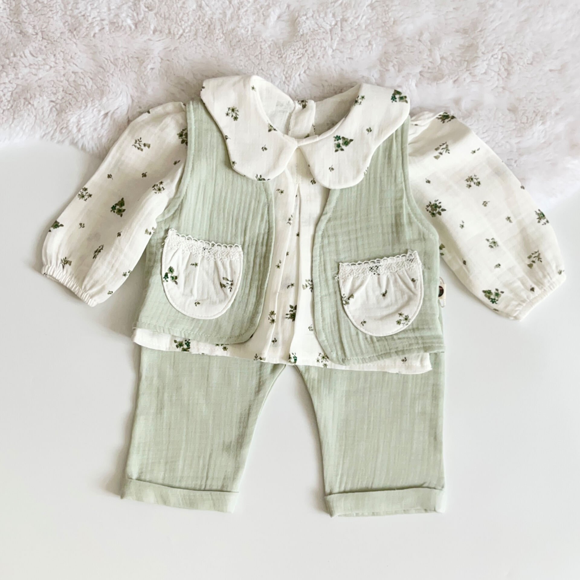 ÇITIR ÇİÇEK BASKILI YELEK VE GÖMLEKLİ MÜSLİN 3'LÜ TAKIM